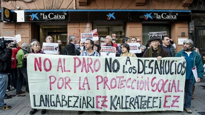 Manifestación contra los desahucios frente al Palacio de Justicia de Barakaldo.