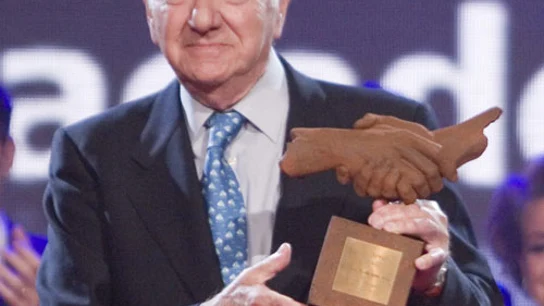 Emilio Aragón 'Miliki' recibiendo el premio de la Academia de la Televisión por su trayectoria profesional Emilio Aragón 'Miliki' recibiendo el premio de la Academia de la Televisión por su trayectoria profesional