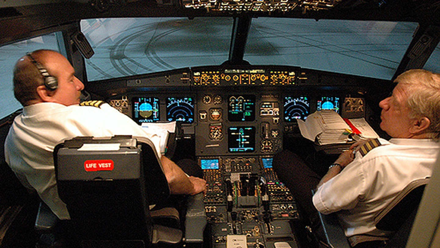 Dos pilotos en la cabina de un avión Dos pilotos en la cabina de un avión