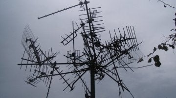 Varias antenas vistas desde abajo