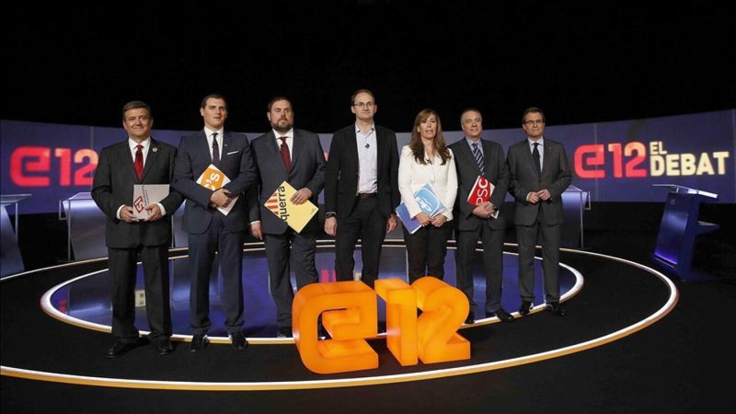 Los candidatos a la Generalitat de las siete formaciones con representaci&oacute;n parlamentaria antes de iniciar el debate.