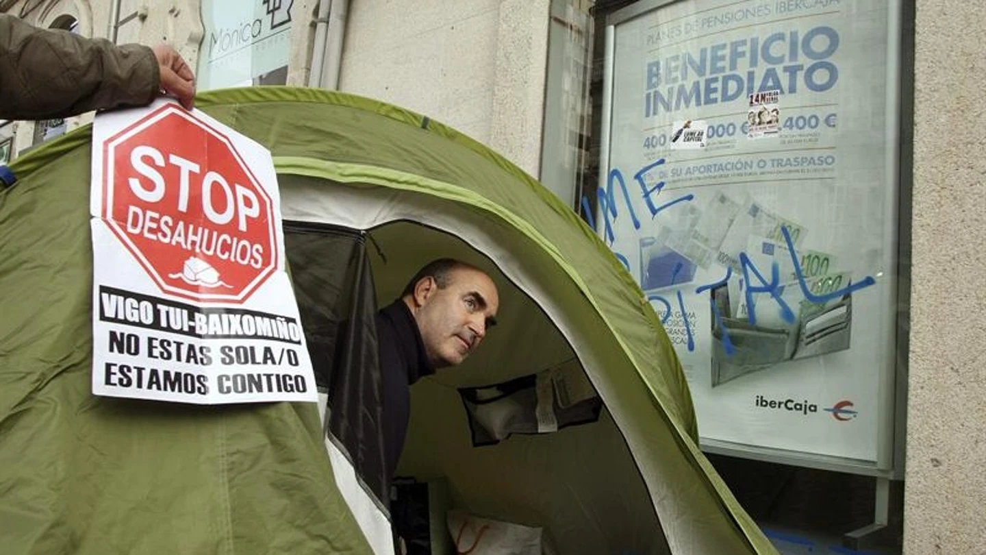 Ricardo Barcia acampado frente a la sucursal de la entidad con la que formalizó su hipoteca. Ricardo Barcia acampado frente a la sucursal de la entidad con la que formalizó su hipoteca.