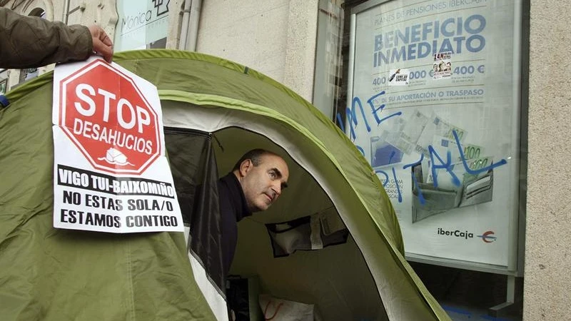 Ricardo Barcia acampado frente a la sucursal de la entidad con la que formalizó su hipoteca.