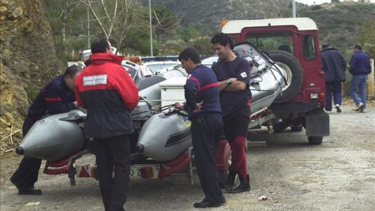Imagen de un equipo de buceadores especialistas en rescate acu&aacute;tico.