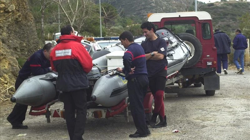 Imagen de un equipo de buceadores especialistas en rescate acuático. Imagen de un equipo de buceadores especialistas en rescate acuático.