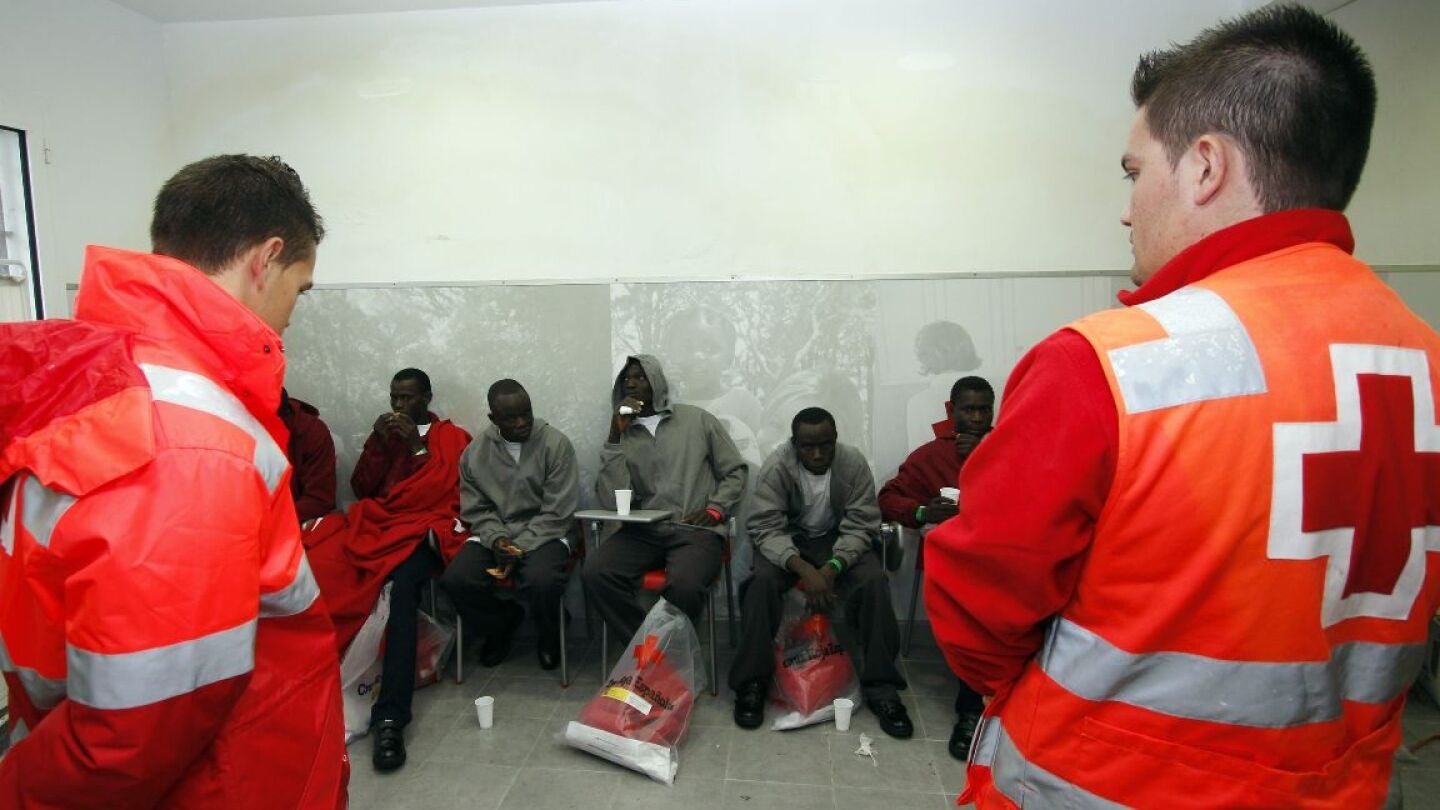 Miembros de salvamento mar&iacute;timo con inmigrantes subsaharianos (Archivo)