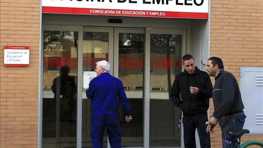 Un grupo de personas acceden a una oficina del Inem. Un grupo de personas acceden a una oficina del Inem.