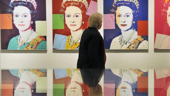 Windsor expone retratos oficiales de Isabel II firmados por Warhol. Windsor expone retratos oficiales de Isabel II firmados por Warhol.