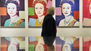 Windsor expone retratos oficiales de Isabel II firmados por Warhol.
