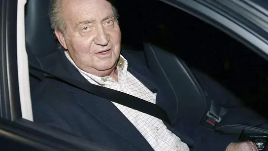 El rey Juan Carlos saluda a los medios a su llegada esta tarde al Hospital San José El rey Juan Carlos saluda a los medios a su llegada esta tarde al Hospital San José