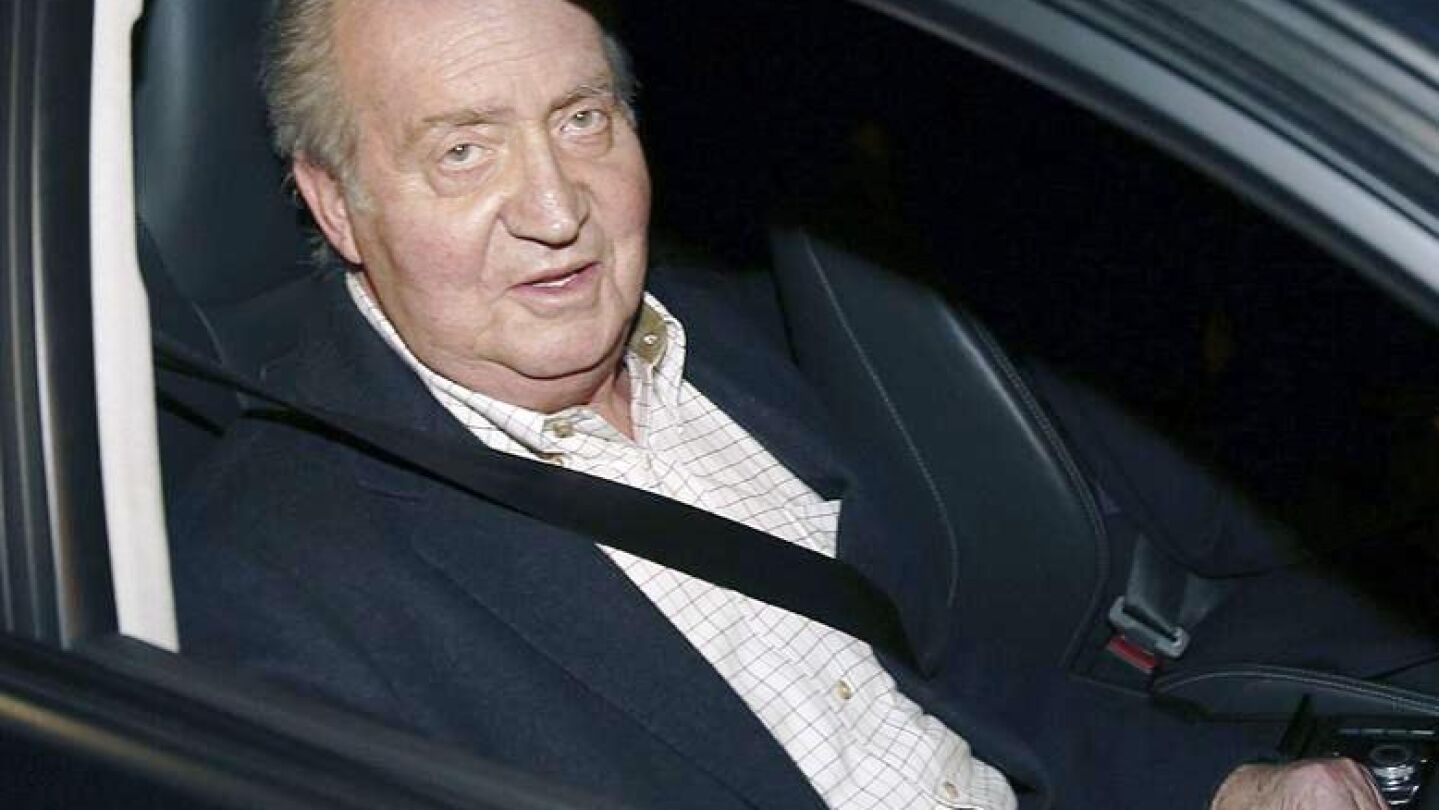 El rey Juan Carlos saluda a los medios a su llegada esta tarde al Hospital San Jos&eacute;