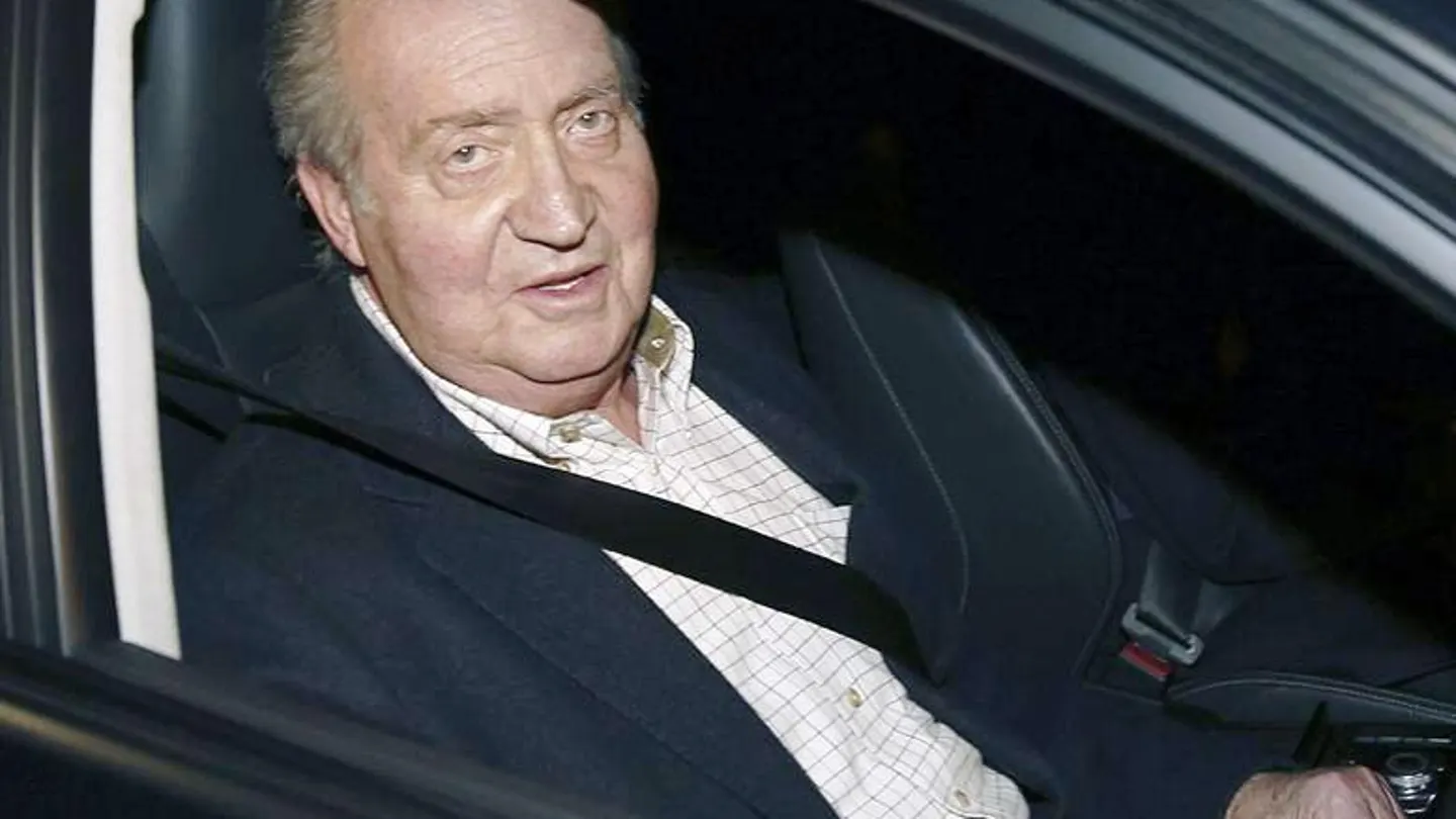 El rey Juan Carlos saluda a los medios a su llegada esta tarde al Hospital San José El rey Juan Carlos saluda a los medios a su llegada esta tarde al Hospital San José