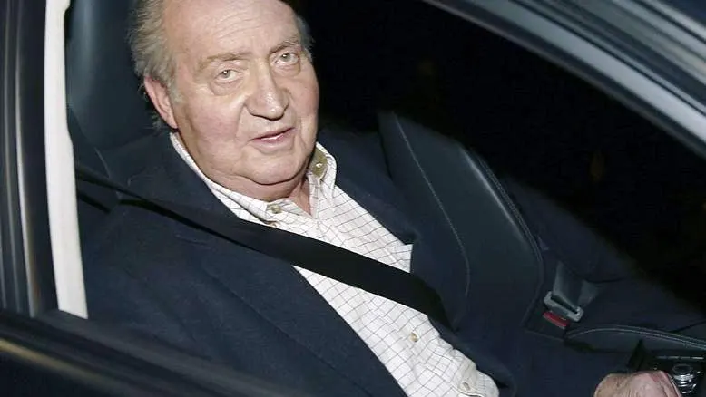 El rey Juan Carlos saluda a los medios a su llegada esta tarde al Hospital San Jos&eacute;