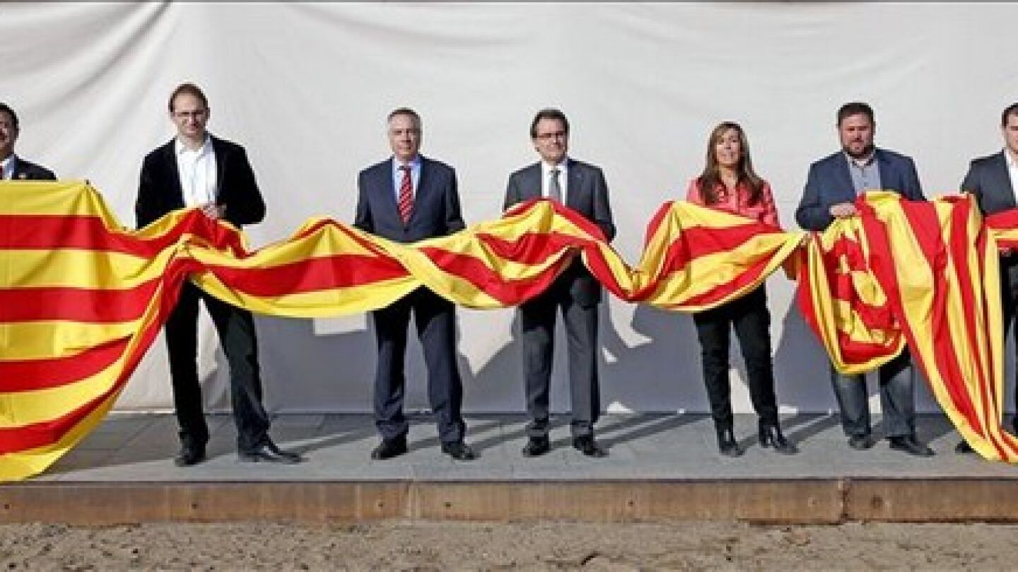 Los candidatos a la Generalitat posan con una gran 'senyera'
