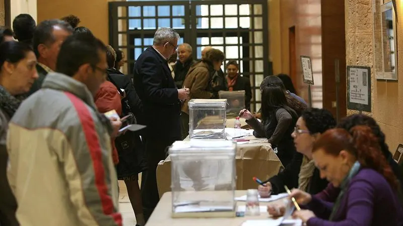 Los votantes catalanes acuden a las urnas