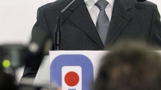 El director del hospital San Jos&eacute;, Javier de Joz comenta el parte m&eacute;dico del Rey