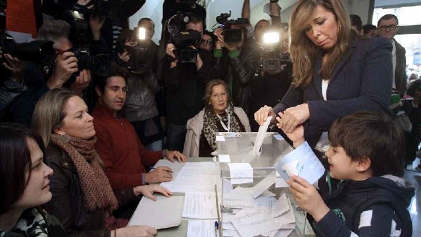 La candidata deposita su voto, en compa&ntilde;&iacute;a de su hijo Manuel