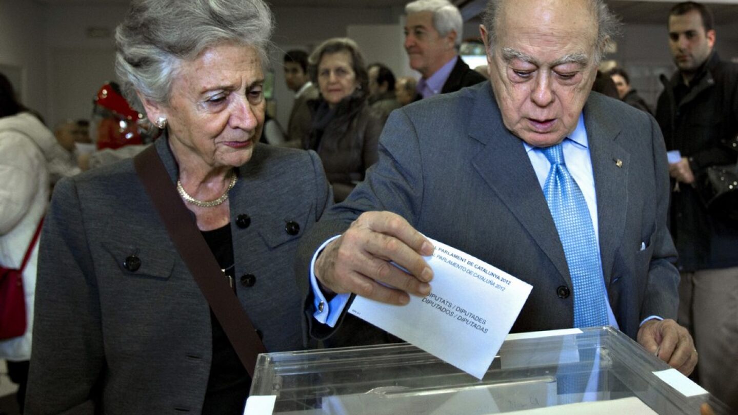 El expresidente catal&aacute;n Jordi Pujol, acompa&ntilde;ado de su esposa, Marta Ferrusola