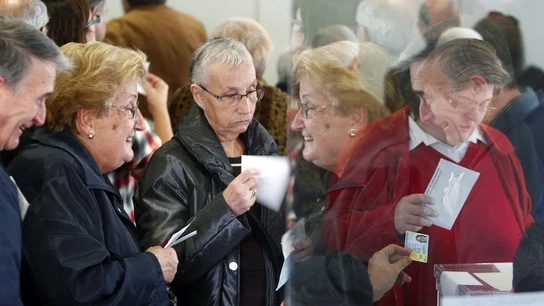 Los catalanes ejercen su derecho al voto Los catalanes ejercen su derecho al voto