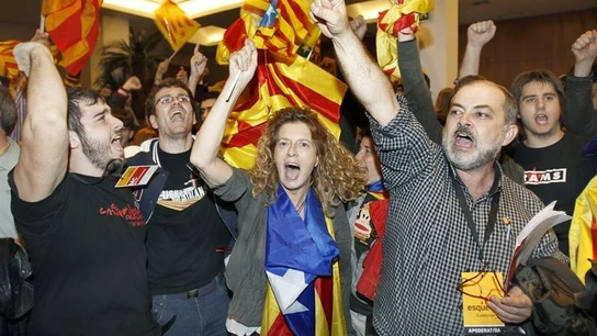 Varios votantes celebran los resultados electorales en Cataluña Varios votantes celebran los resultados electorales en Cataluña