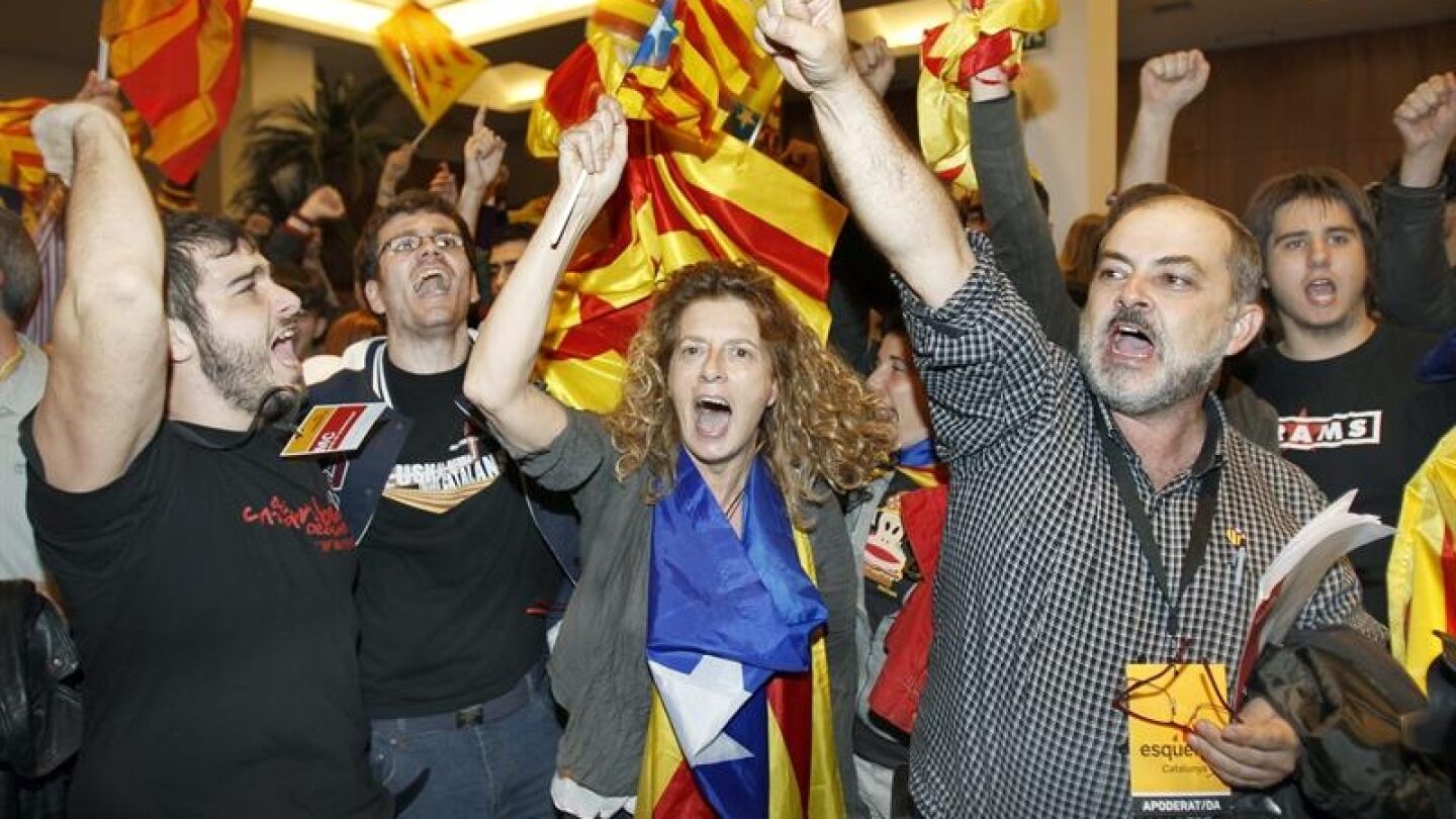 Varios votantes celebran los resultados electorales en Catalu&ntilde;a