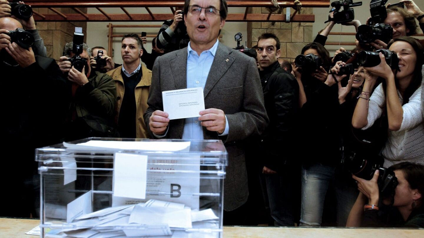 El presidente catal&aacute;n y candidato de CiU a la reelecci&oacute;n, Artur Mas, ejerce su derecho al voto 