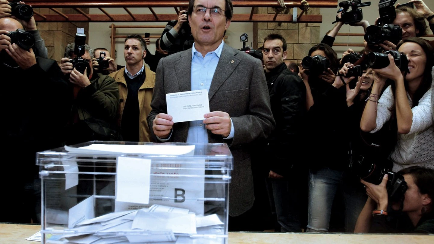 El presidente catalán y candidato de CiU a la reelección, Artur Mas, ejerce su derecho al voto El presidente catalán y candidato de CiU a la reelección, Artur Mas, ejerce su derecho al voto
