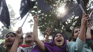 Varias trabajadoras del sector textil en huelga (Bangladesh)