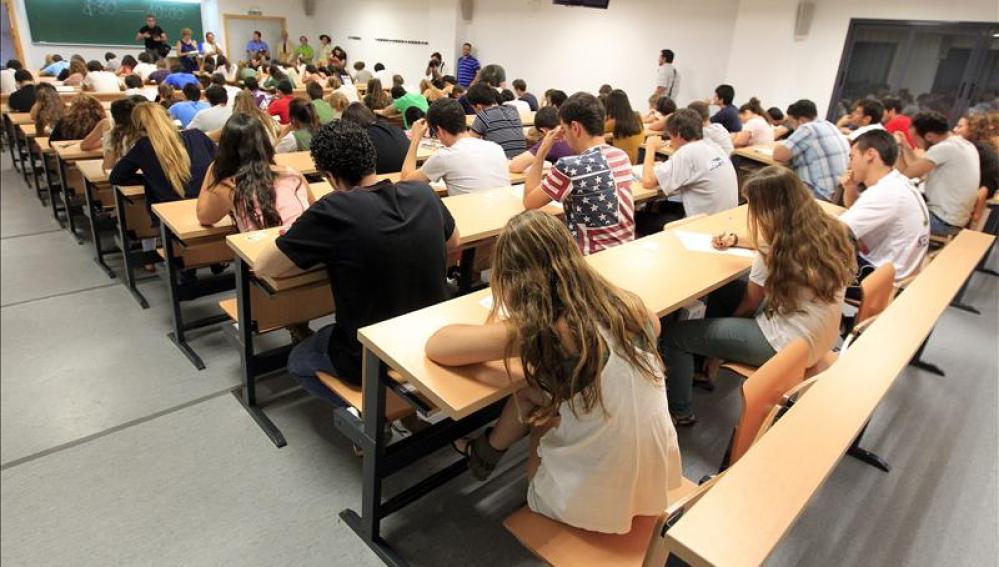 Estudiantes durante un examen