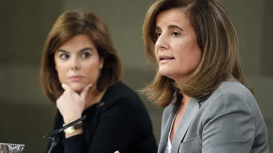 La vicepresidenta del Gobierno, Soraya Sáenz de Santamaría (i), y la ministra de Empleo, Fátima Báñez La vicepresidenta del Gobierno, Soraya Sáenz de Santamaría (i), y la ministra de Empleo, Fátima Báñez