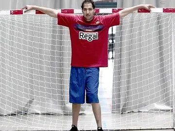 Saad Kaiche mide 2,30 y busca empleo Saad Kaiche mide 2,30 y busca empleo