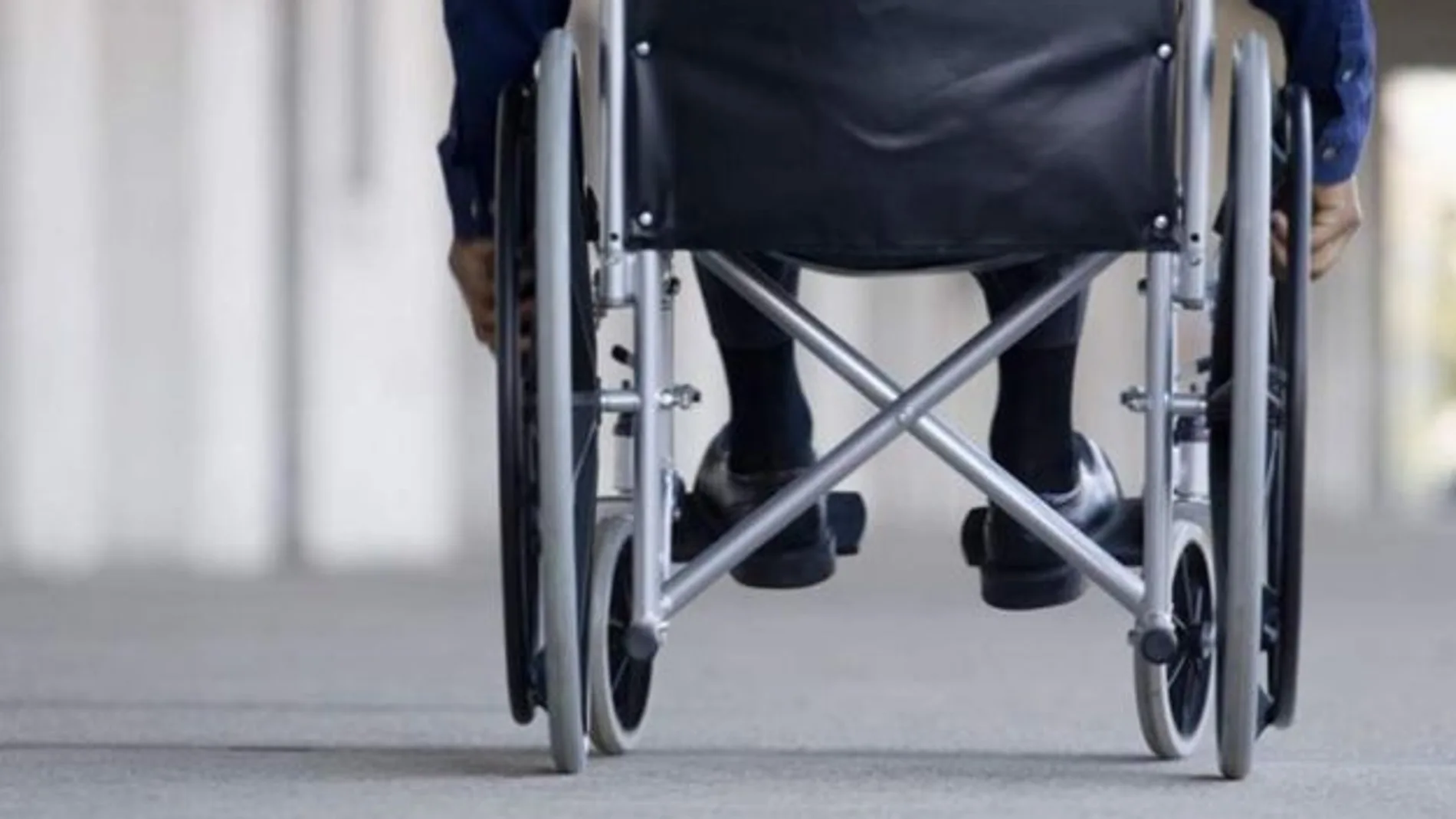 Imagen de archivo de una persona en silla de ruedas