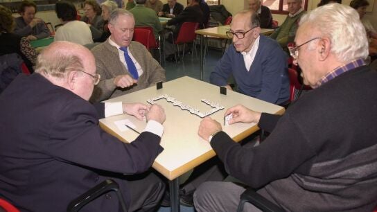 Varios jubilados juegan al domin&oacute;