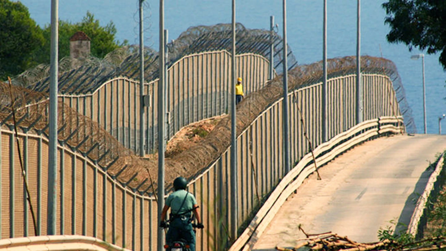 Imagen de la valla que separa Marruecos y Melilla. Imagen de la valla que separa Marruecos y Melilla.