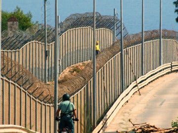 Imagen de la valla que separa Marruecos y Melilla. Imagen de la valla que separa Marruecos y Melilla.
