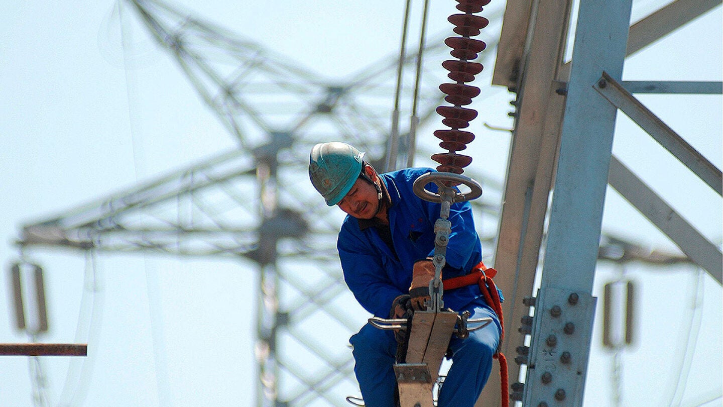 Un trabajador instala nuevas l&iacute;neas de alto voltaje