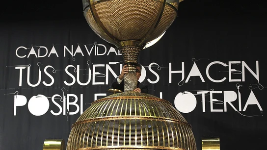 Momento en el que las bolas caen a uno de los bombos, antes del comienzo del Sorteo Extraordinario de Navidad. Momento en el que las bolas caen a uno de los bombos, antes del comienzo del Sorteo Extraordinario de Navidad.