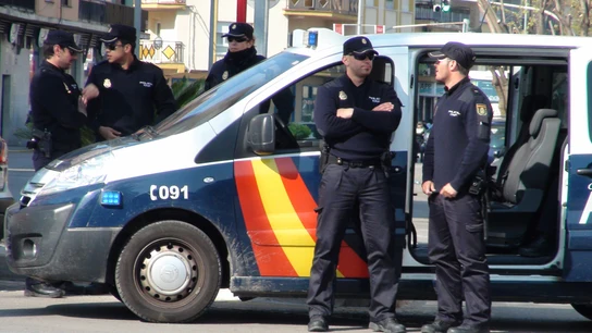 Agentes de la Policía Nacional Agentes de la Policía Nacional