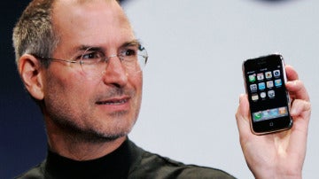 Steve Jobs anuncia el lanzamiento del primer iPhone