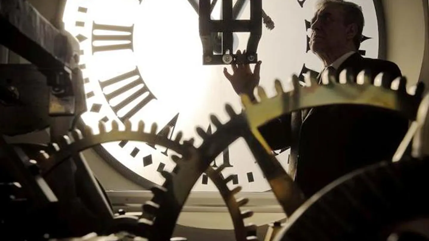 Puesta a punto del reloj de la Puerta del Sol. Puesta a punto del reloj de la Puerta del Sol.