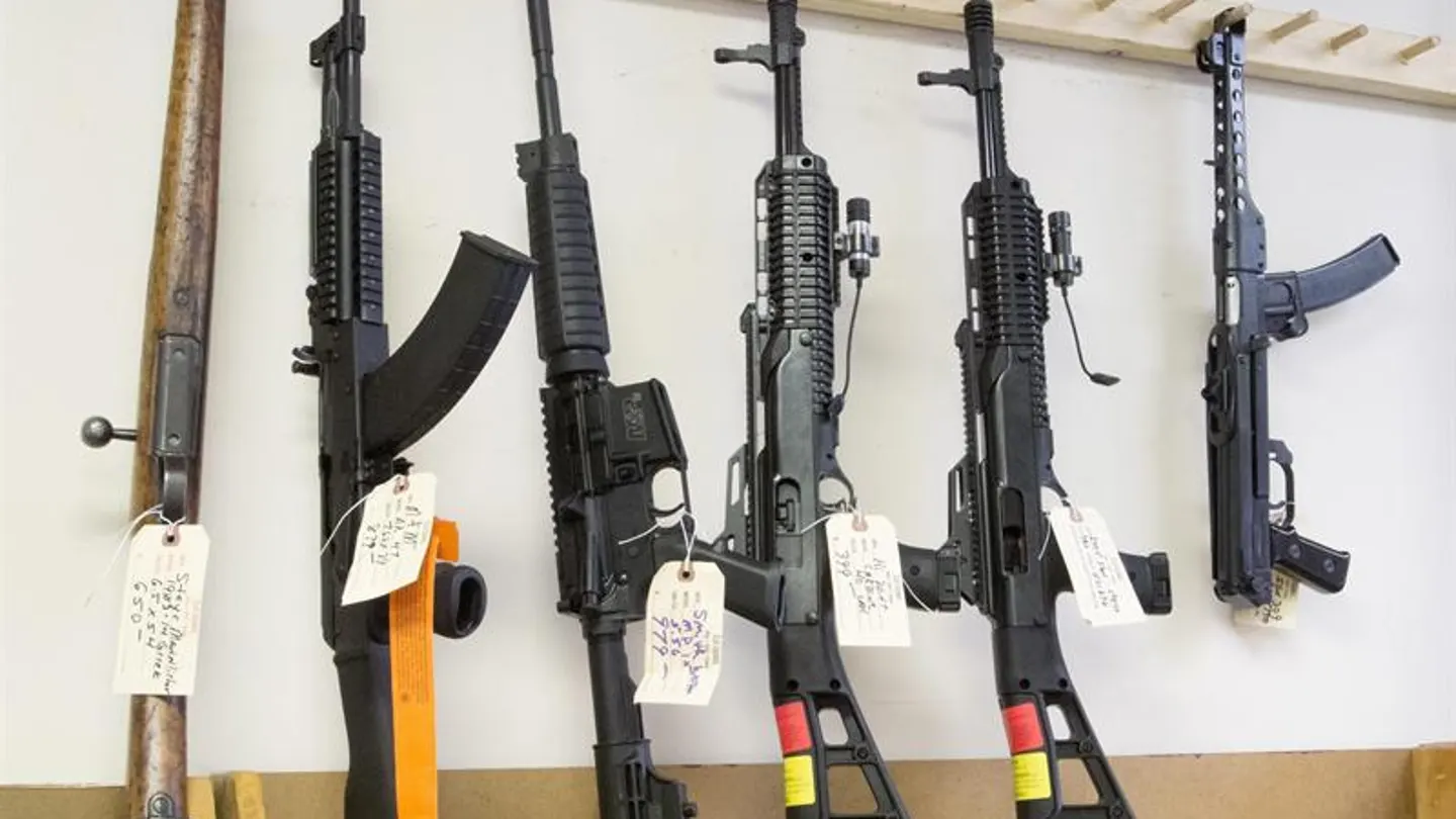 Rifles de asalto semiautomáticos en una armería de Tucker Rifles de asalto semiautomáticos en una armería de Tucker