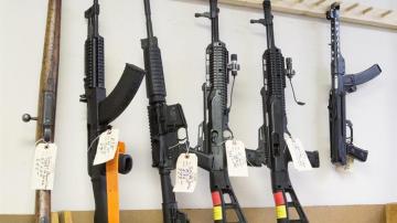 Rifles de asalto semiautomáticos en una armería de Tucker
