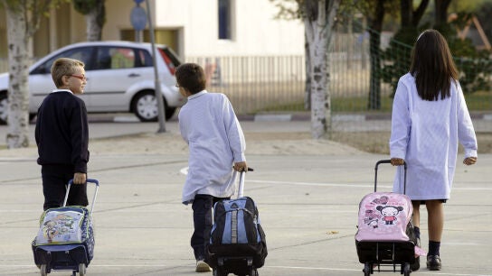 Alumnos yendo al colegio