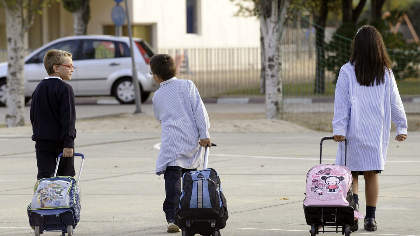 Alumnos yendo al colegio