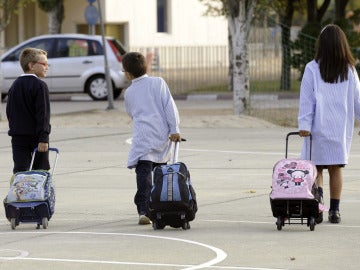 Alumnos yendo al colegio Alumnos yendo al colegio