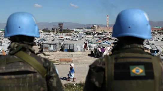 Cascos azules vigilan un campamento Cascos azules vigilan un campamento