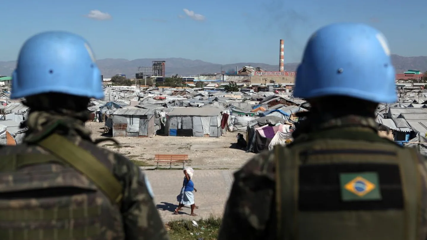 Cascos azules vigilan un campamento Cascos azules vigilan un campamento