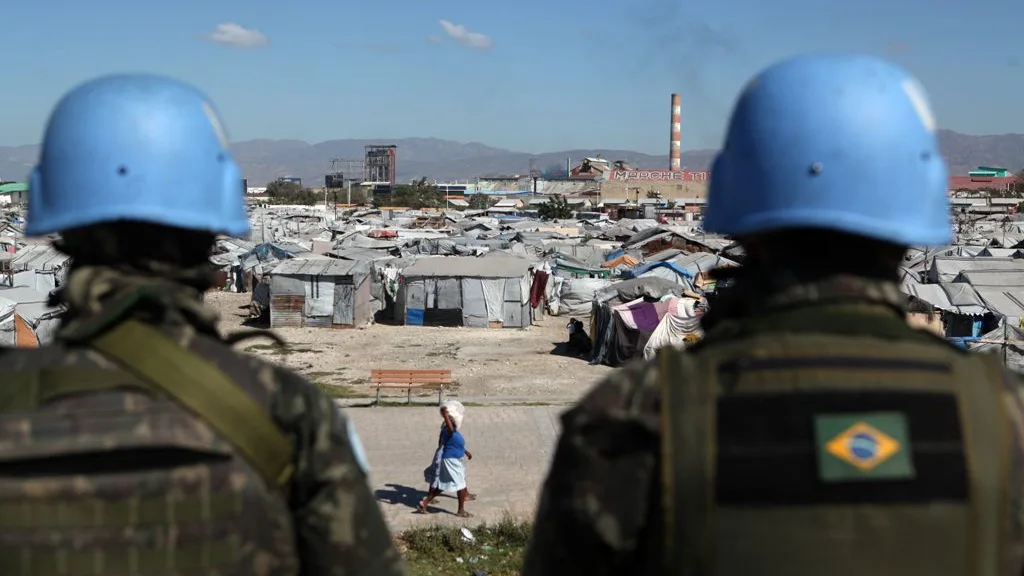 Cascos azules vigilan un campamento