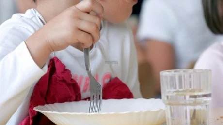 Una niña en el comedor