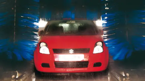 Coche en un túnel de lavado Coche en un túnel de lavado